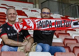 Aficionados de la Cultural en El Molinón.