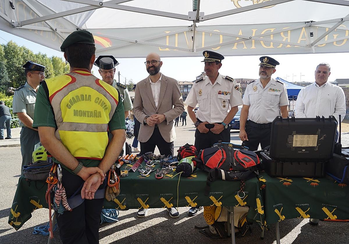 Imagen principal - León garantiza a sus peregrinos que nunca caminarán solos