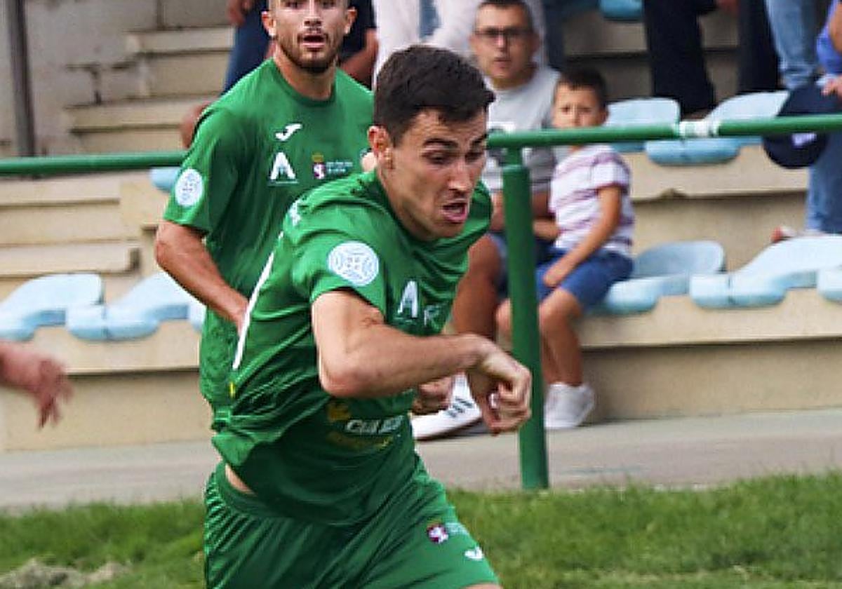 Cervero, jugador del Atlético Astorga, en un lance del partido.