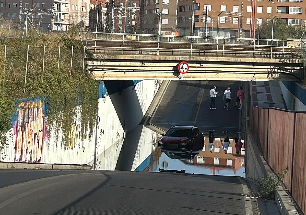 Vehículo atrapado tras entrarle el agua en el motor.