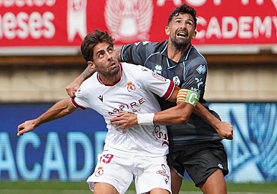 Sobrino pugna por un balón con el visitante Alberto.
