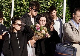 Los compañeros de Saray improvisaron un pequeño altar para recordar a la estudiante.
