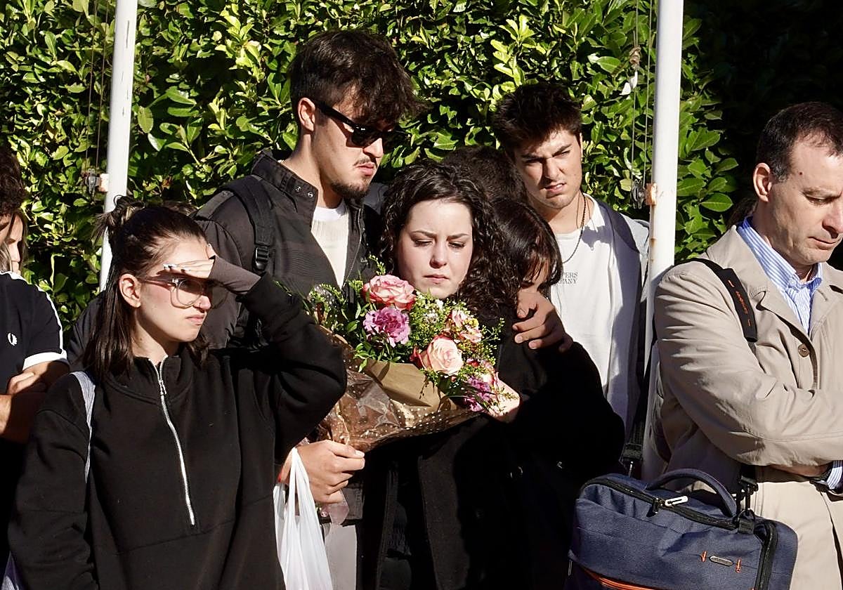 Los compañeros de Saray improvisaron un pequeño altar para recordar a la estudiante.