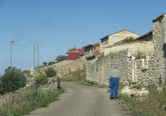Una persona mayor pasea por una localidad vallisoletana.