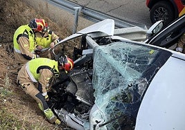 Intervención de los bomberos en este accidente.