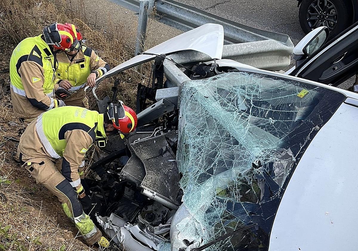 Intervención de los bomberos en este accidente.