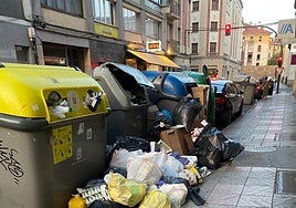 Imagen de los contenedores desbordados en la calle Arquitecto Torbado.