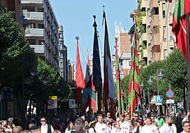 Desfile de pendones en las fiestas de San Froilán.
