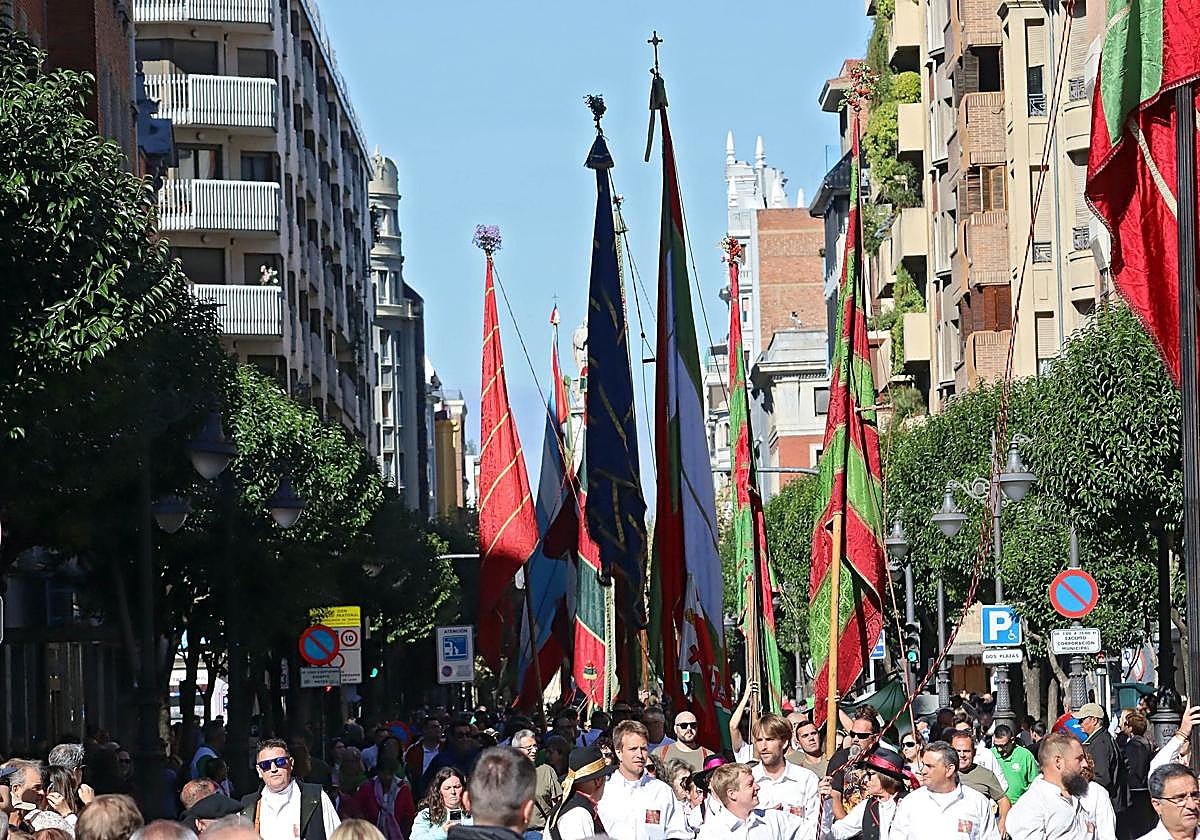 Desfile de pendones en las fiestas de San Froilán.