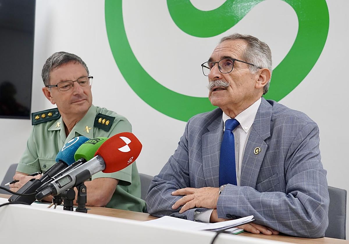 El presidente de la Asociación Española Contra el Cáncer de León, Estanislao de Luis Calabuig, y el coronel jefe de la Comandancia de la Guardia Civil de León, Julio Andrés Gutiérrez Hernández, firman un protocolo para fomentar la lucha contra esta enfermedad