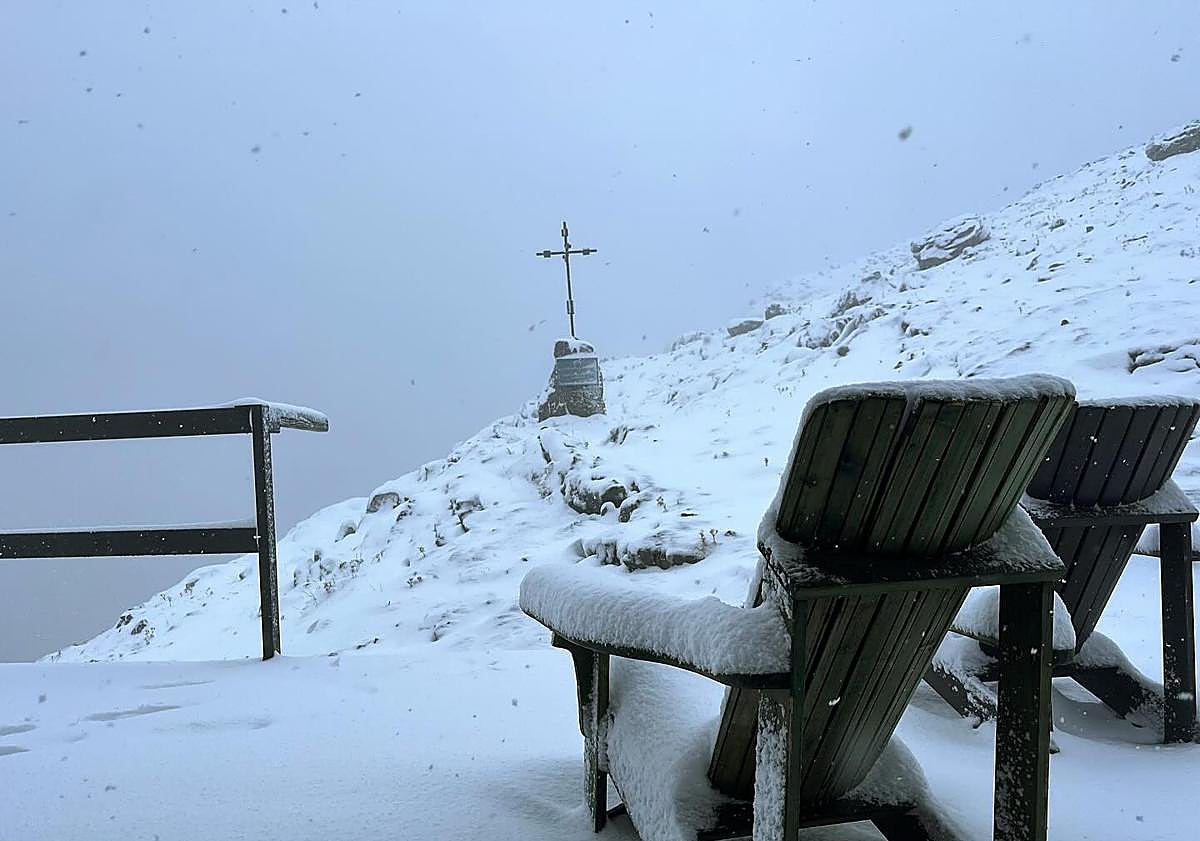 Imagen principal - La impresionante imagen de la primera nevada de la temporada en León