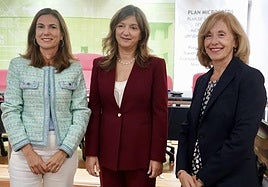 La rectora de la ULE, Nuria González, presenta la oferta académica de microcredenciales del curso 2025/26.