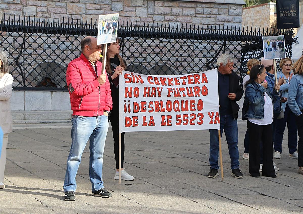 Imagen secundaria 1 - Protesta de los vecinos.