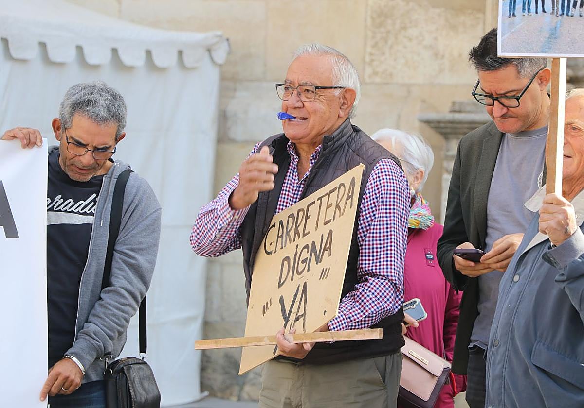 Protesta de los vecinos por una carretera digna.