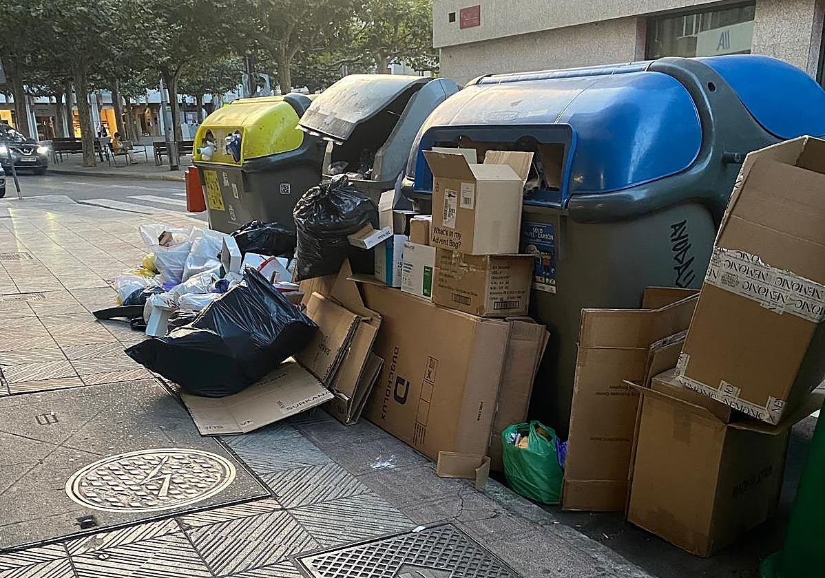 Basura en la calle Arquitecto Torbado.