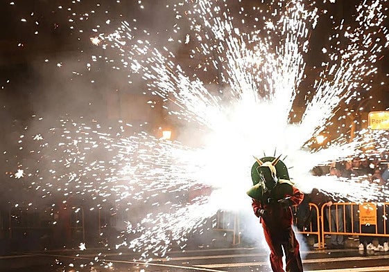 Un 'correfoc' recorre las calles de Valencia.