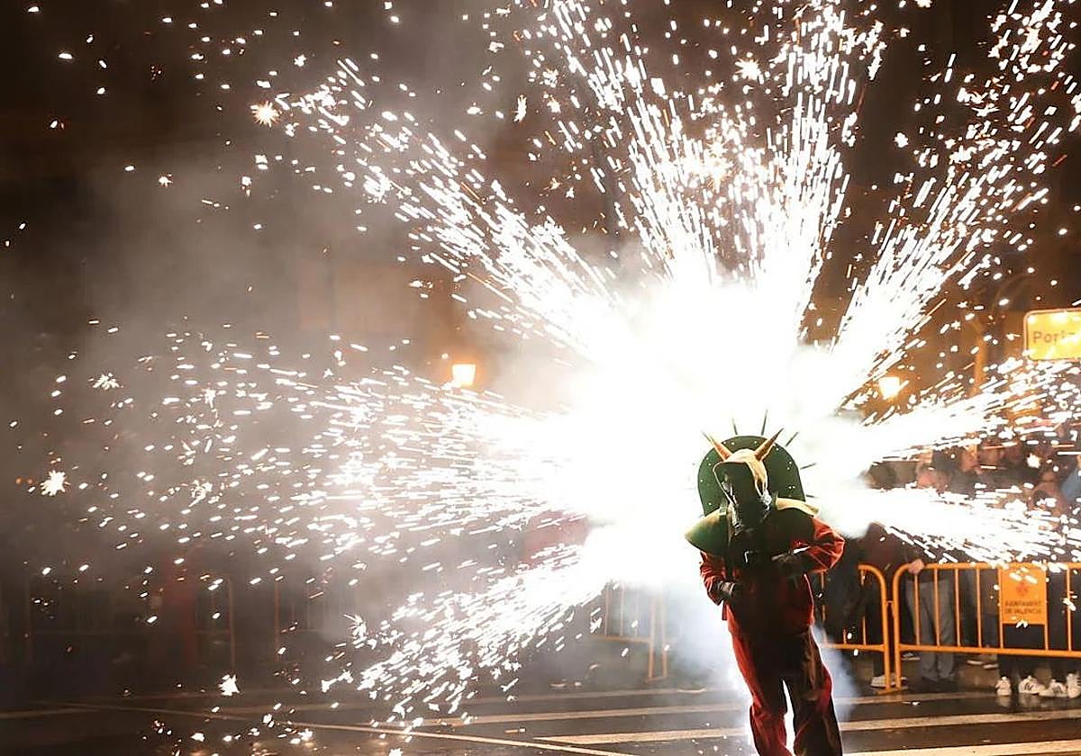 Un 'correfoc' recorre las calles de Valencia.