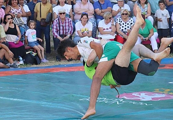 Imagen de un corro de lucha leonesa.