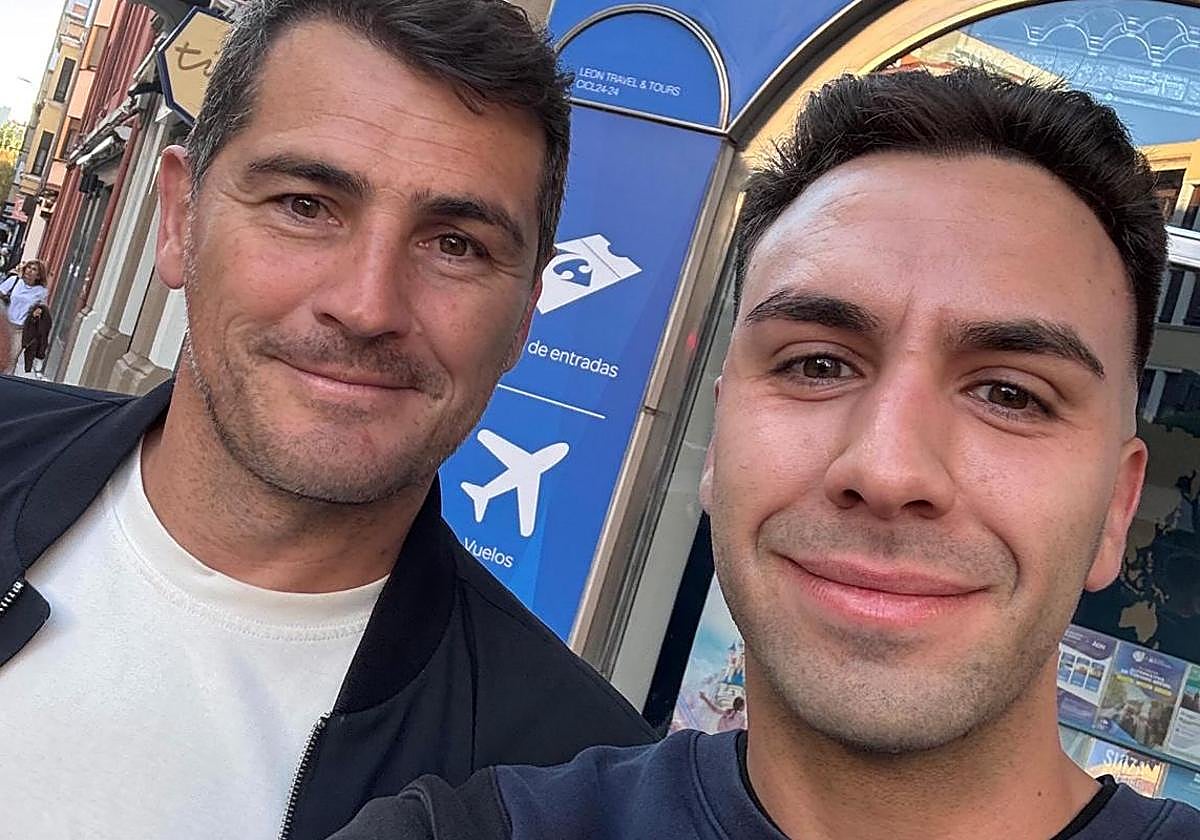 Imagen de Iker Casillas con Mario Casquero.