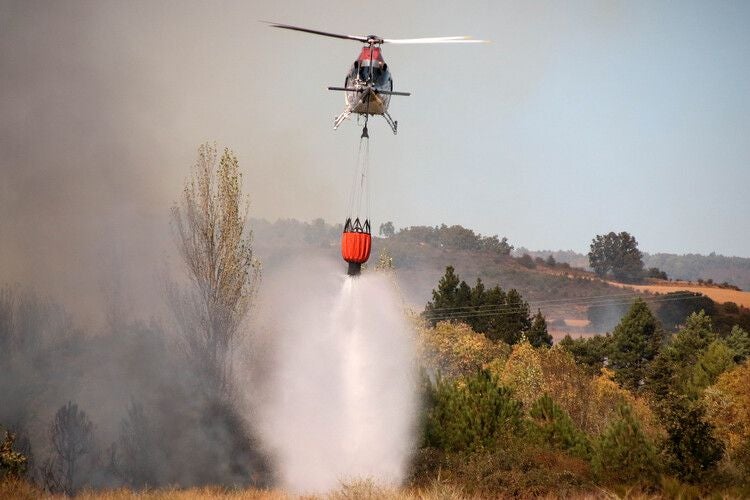 Imágenes del incendio en Villasinta de Torío