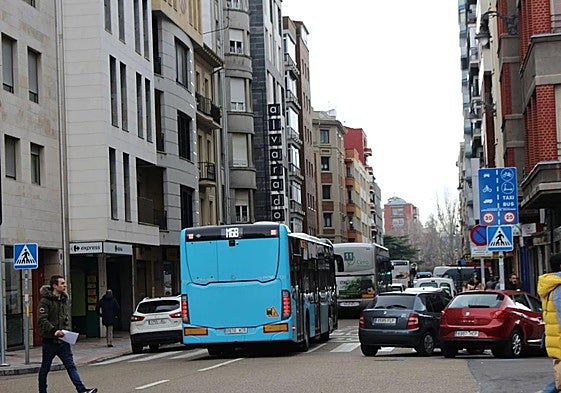 Un autobús metropolitano, por el centro de León.
