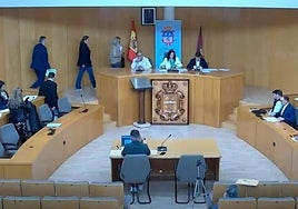 Momento en el que los cocnejales del PP abandonan el pleno tras la expulsión de la portavoz.