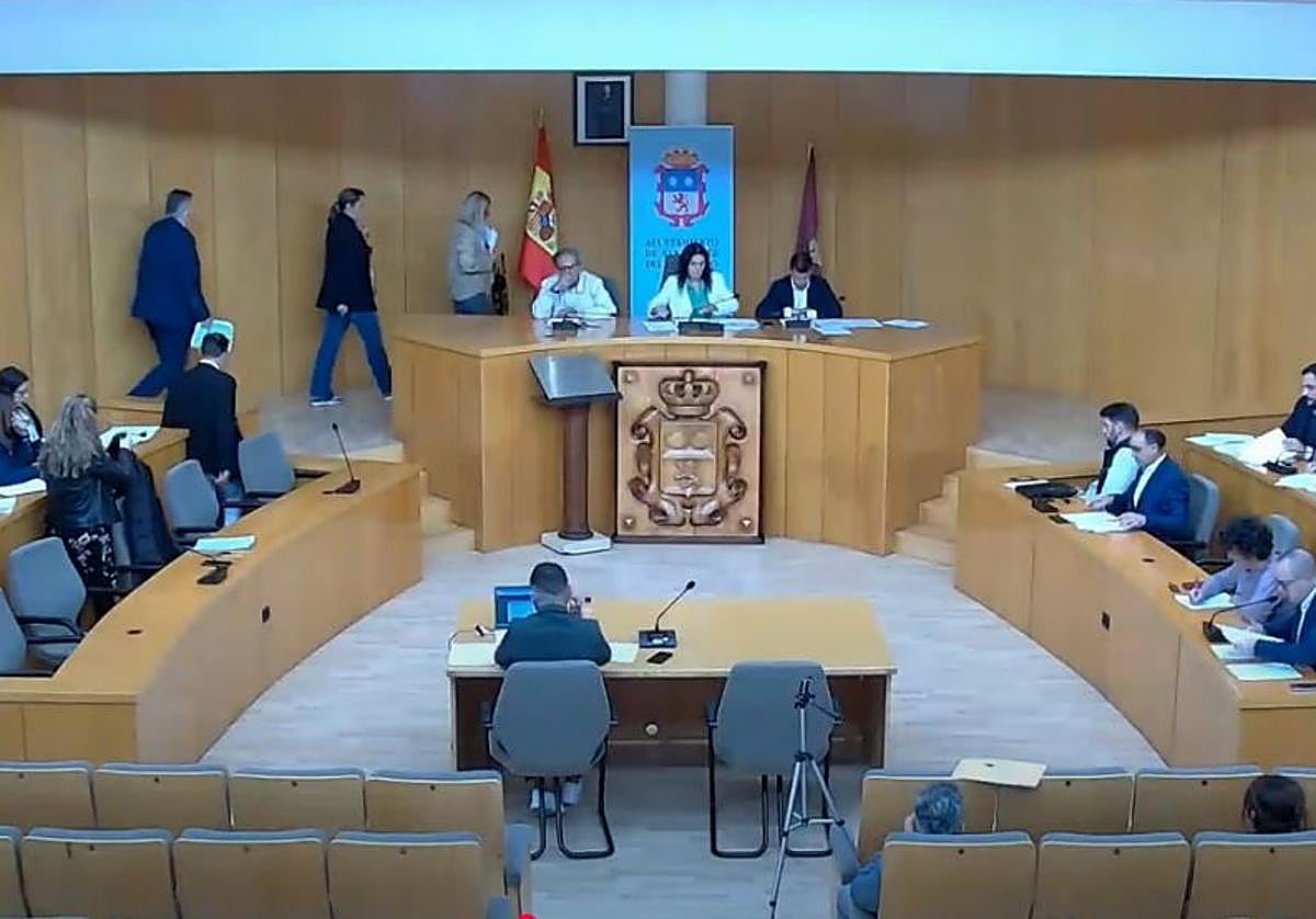 Momento en el que los cocnejales del PP abandonan el pleno tras la expulsión de la portavoz.
