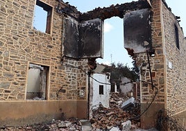 Una de las viviendas derruidas en Castrocalbón.