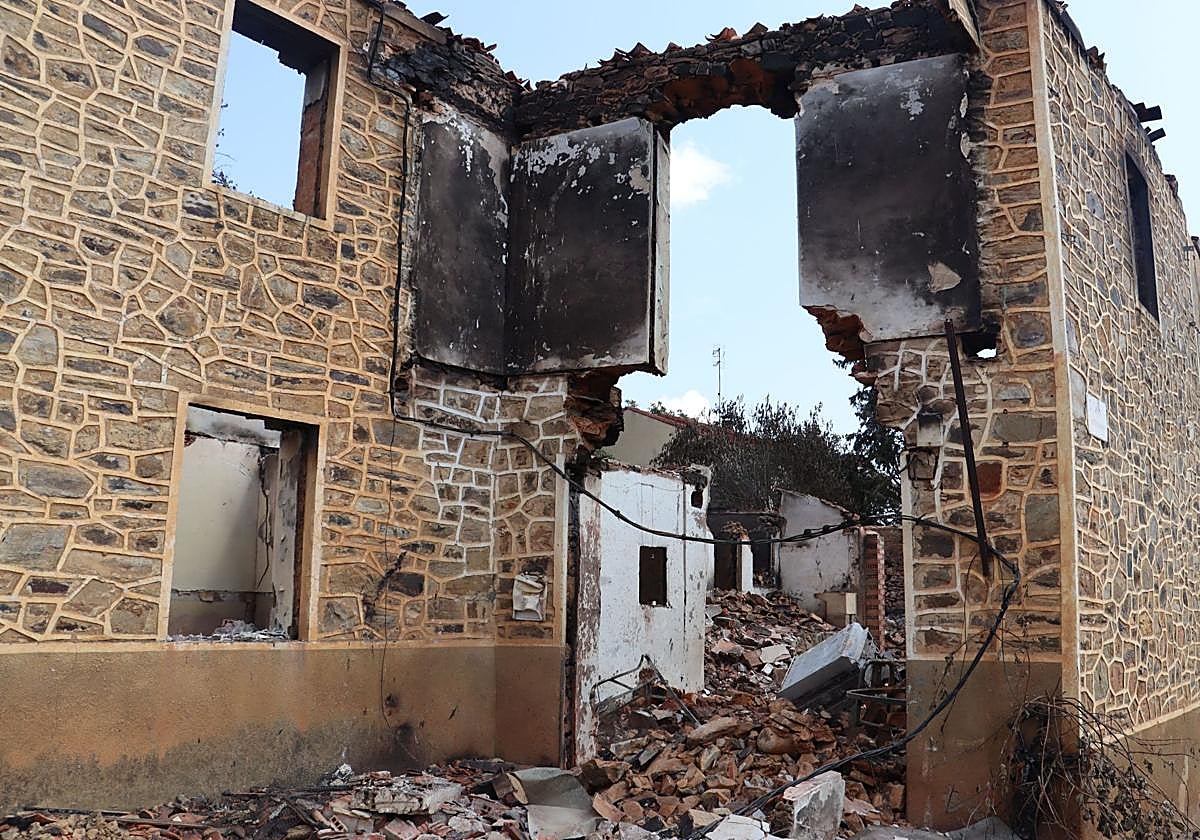 Una de las viviendas derruidas en Castrocalbón.