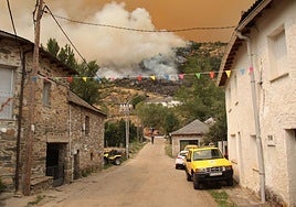 El incendio en Fasgar, visto desde esta localidad, durante el mes de agosto.