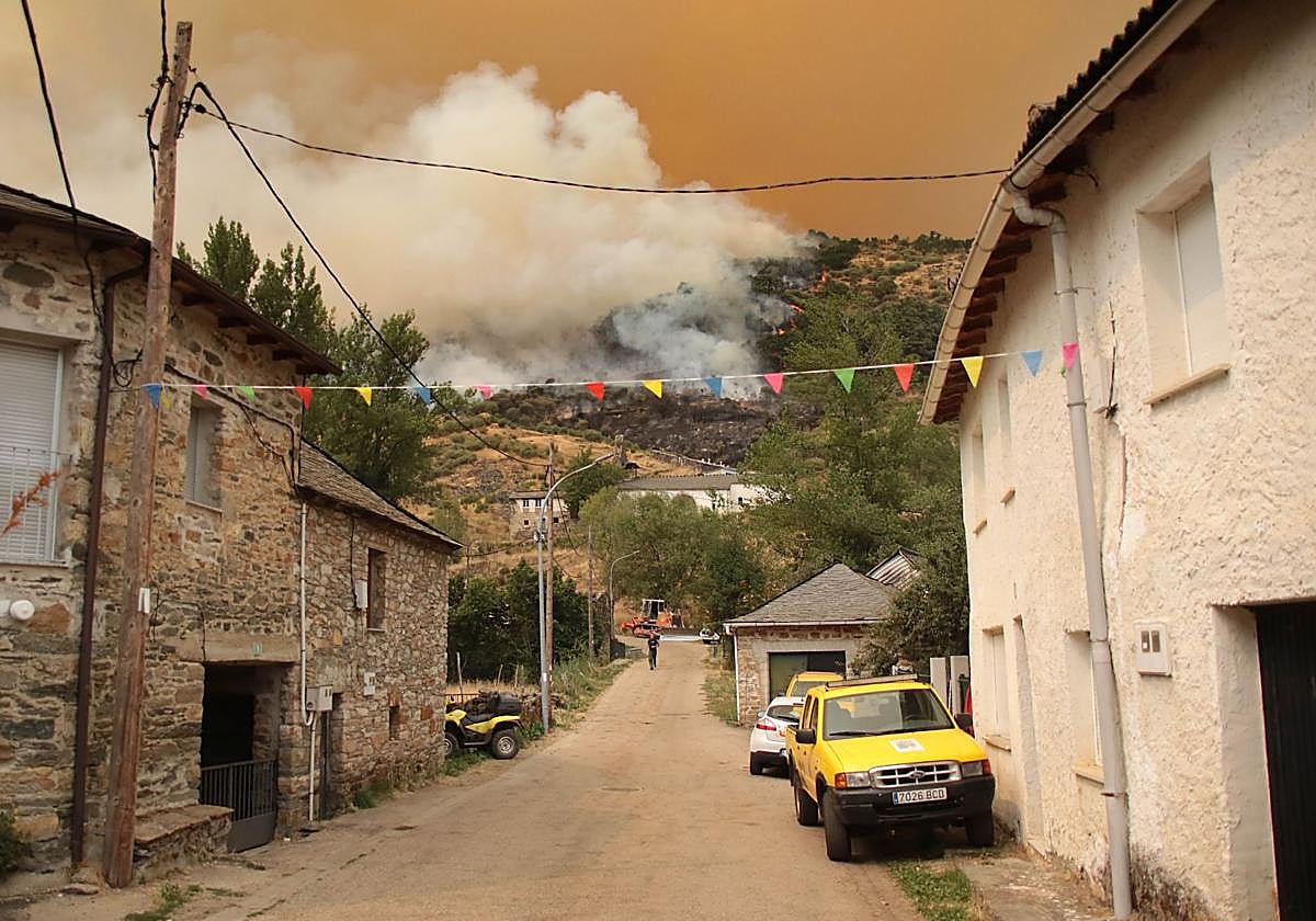 El incendio en Fasgar, visto desde esta localidad, durante el mes de agosto.