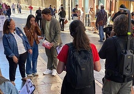 Xuso Jones en la calle Ancha durante la grabación de 'Lo sabe, no lo sabe'.