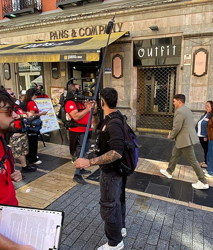 Imagen secundaria 2 - Xuso Jones con las participantes y el equipo en la grabación de 'Lo sabe, no lo sabe' en León.