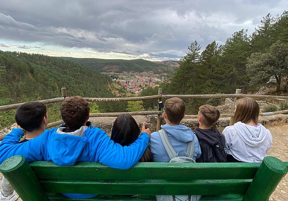 Cistierna muestra su riqueza cultural, histórica y natural a estudiantes eslovenos de Erasmus+