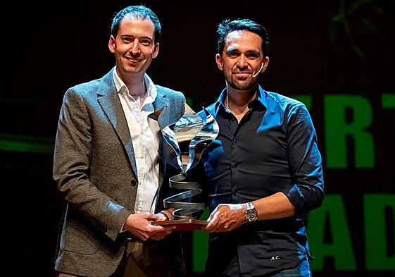 Alberto Contador recibe el premio FID 2025 de manos del director del foro, Francisco del Río.