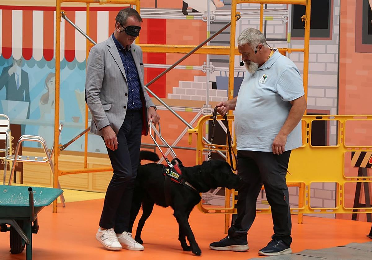 Juan Antonio Orozco, gerente territorial de Servicios Sociales, prueba la experiencia de convivir con un perro guía.
