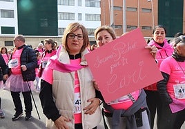 Dos participantes en la Carrera de la Mujer de 2024.