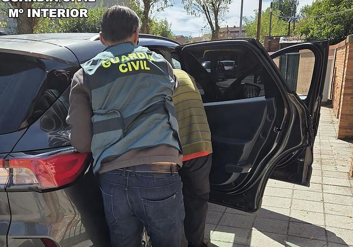 Detención de uno de los dos acusados de perpetrar estos robos.