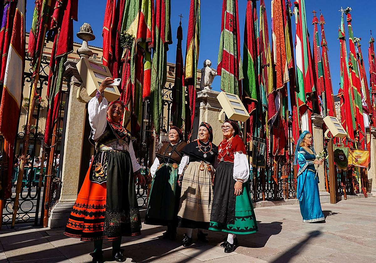Leonesas se retratan con los pendones en la Catedral en unas fiestas de San Froilán.