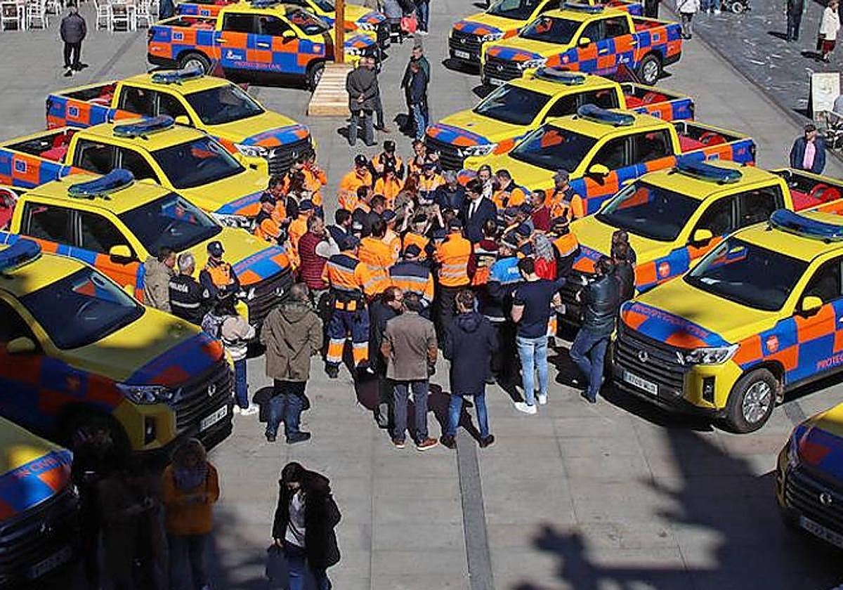 Imagen de archivo del consejero de Medio Ambiente, Vivienda y Ordenación del Territorio, Juan Carlos Suárez-Quiñones, en la presentación de los vehículos de Protección Civil de la provincia de León.