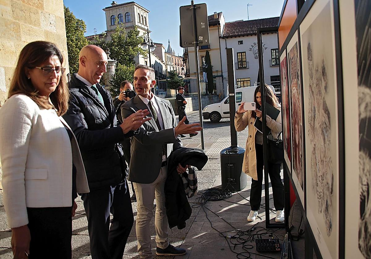 El subsecretario general de Impulso e Innovación de Servicios Digitales de Justicia, Javier Hernández, la vicerrectora de Inclusión, Igualdad y Proyección Social, Raquel Domínguez y el alcalde de León, José Antonio Diez, participan en la inauguración de la exposición 'Arte y justicia en la era de los datos' en el marco del Congreso DATA fórum Justicia 2025