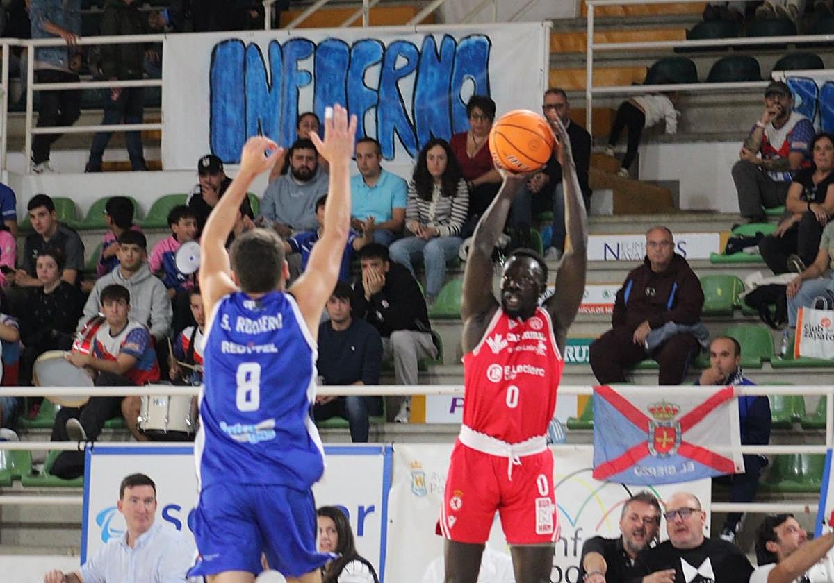 Deng, lanzando desde el triple.