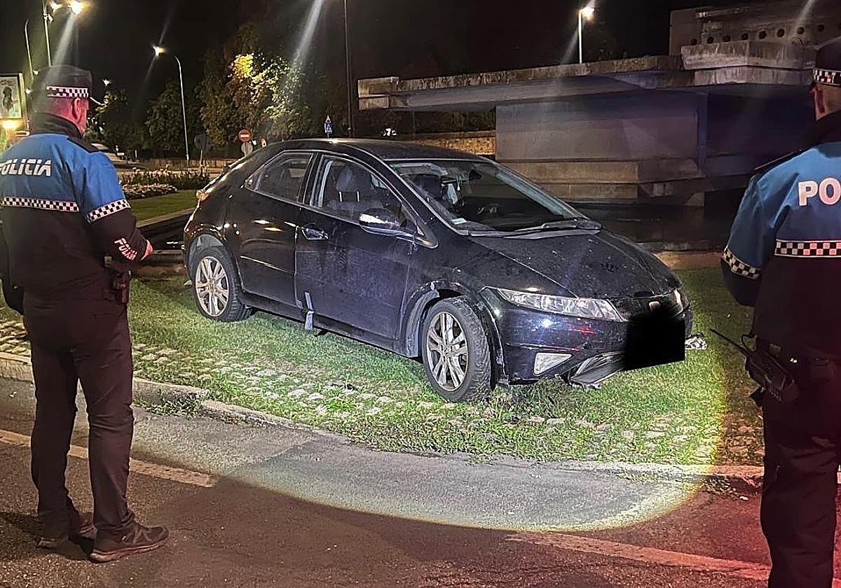 Vehículo accidentado en medio de la glorieta de Carlos Pinilla.