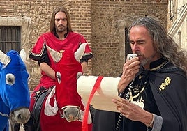 El Heraldo recita el mensaje del rey por las calles de León.