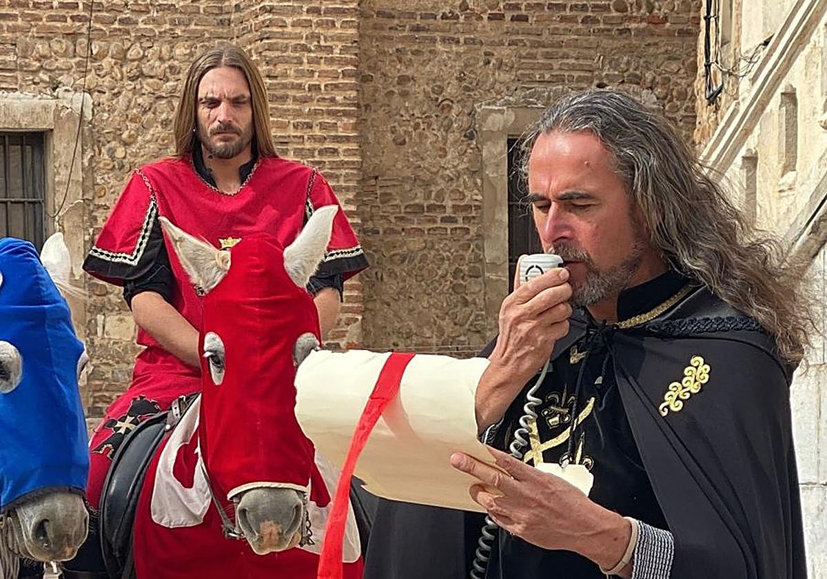 El Heraldo recita el mensaje del rey por las calles de León.