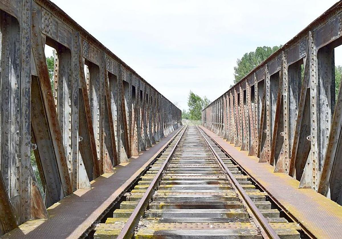 Puente del ferrocarril sobre el Río Órbigo, en la infraestructura ferroviaria de la Ruta de la Plata.