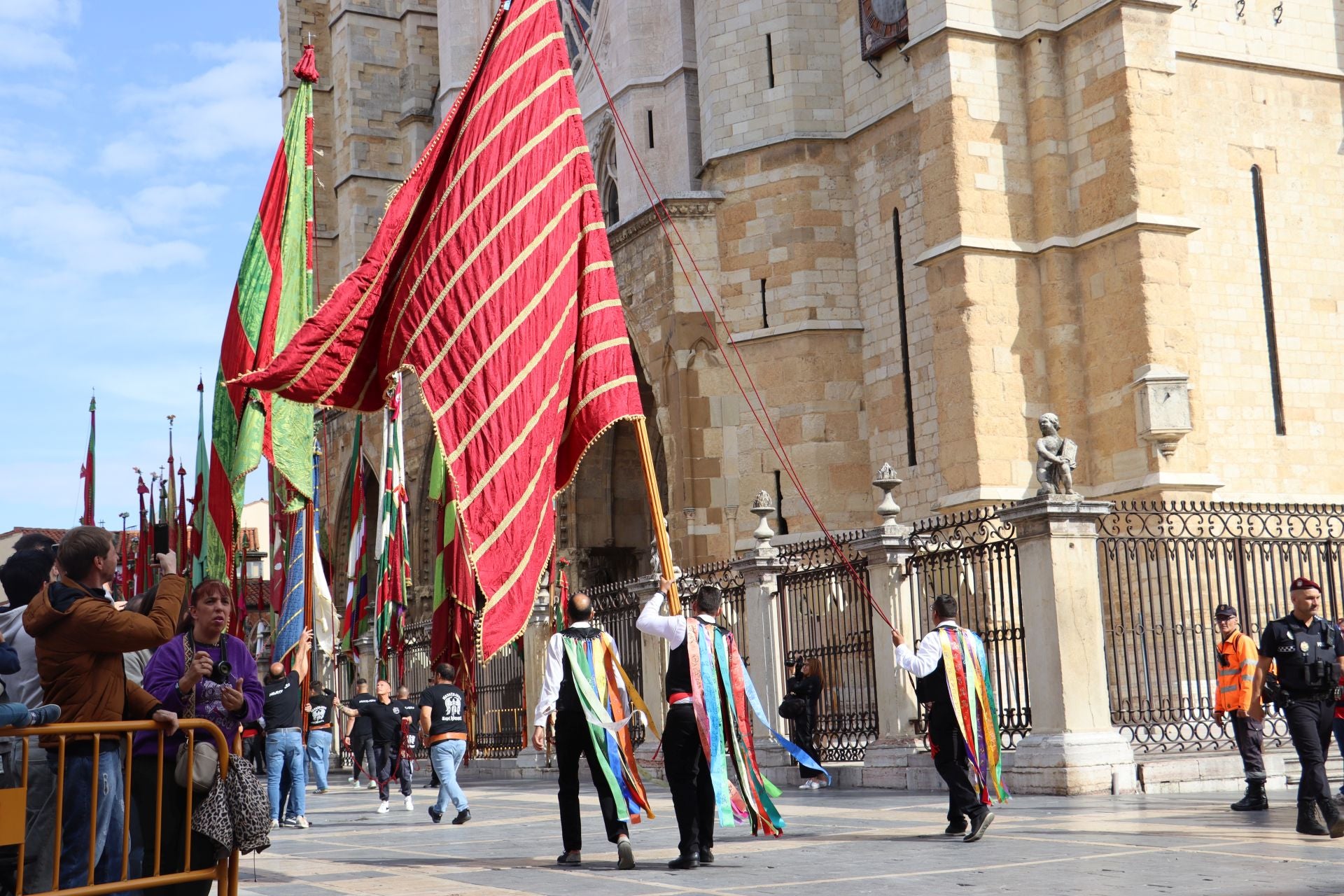 Las mejores imágenes del desfile de pendones por León