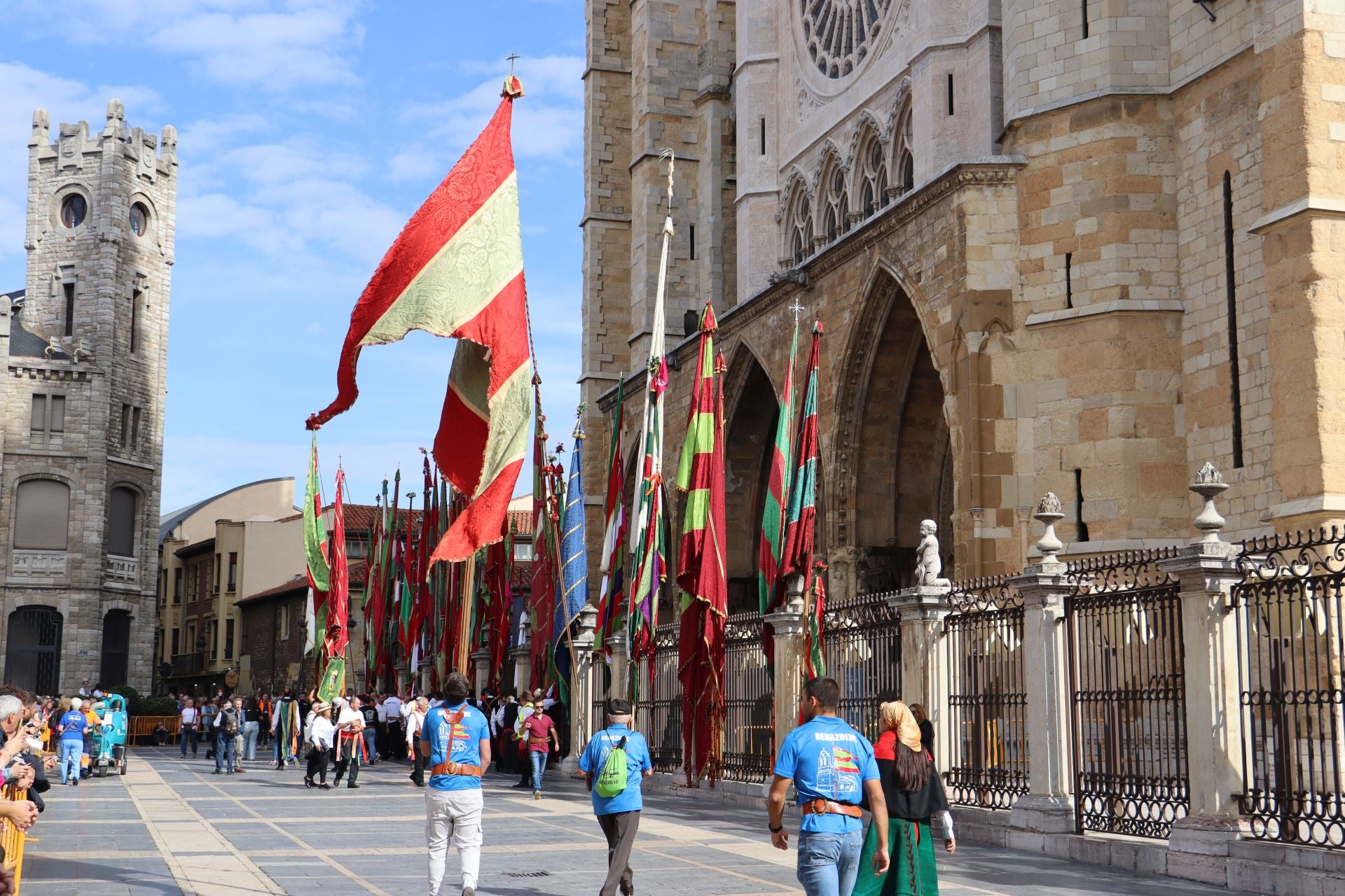 Las mejores imágenes del desfile de pendones por León