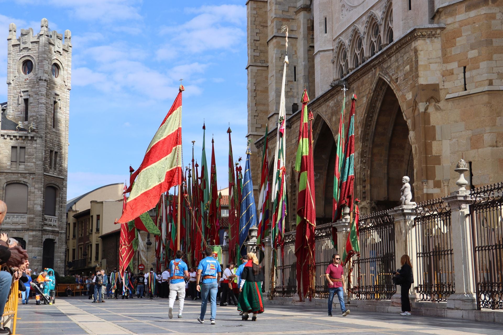 Las mejores imágenes del desfile de pendones por León