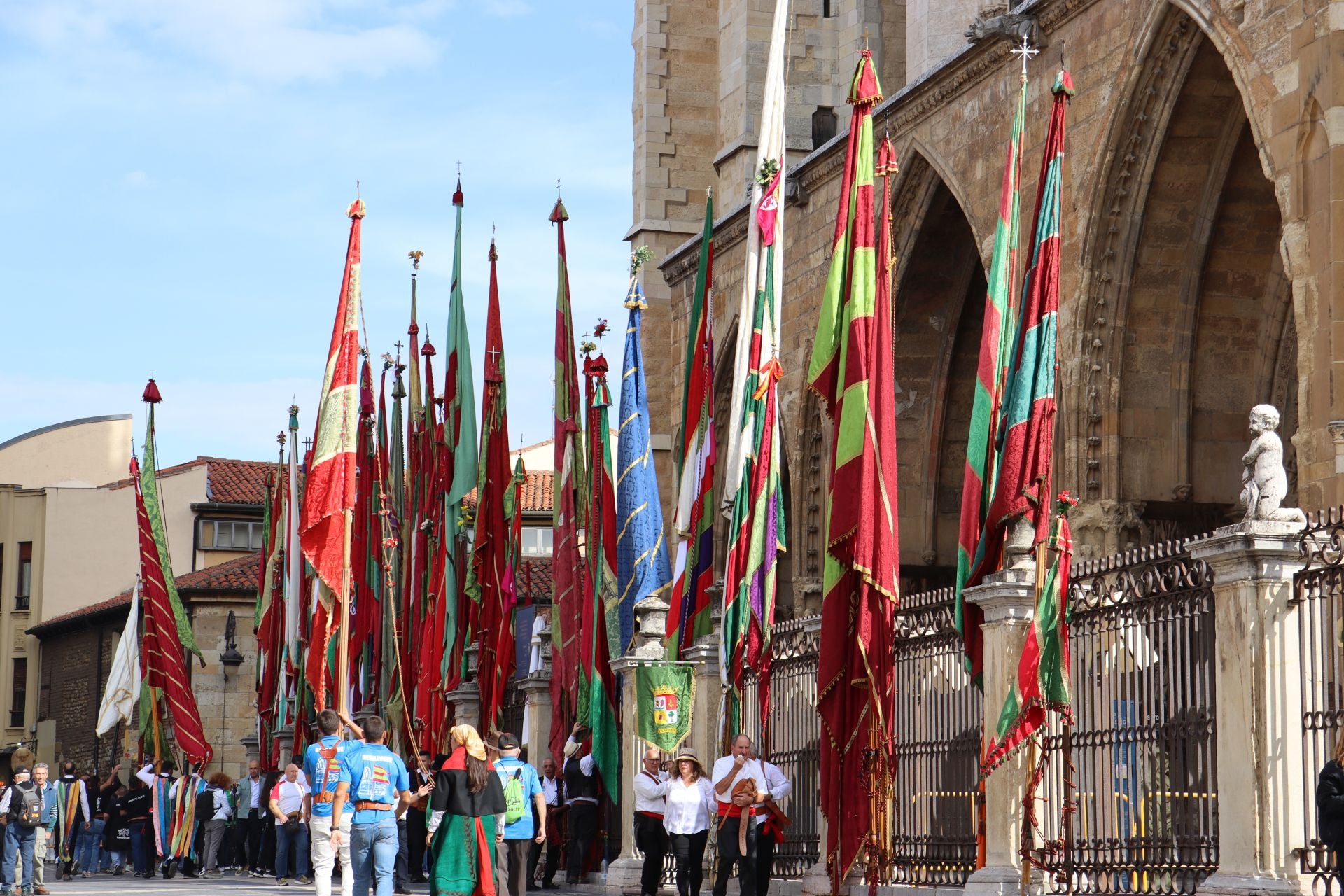 Las mejores imágenes del desfile de pendones por León